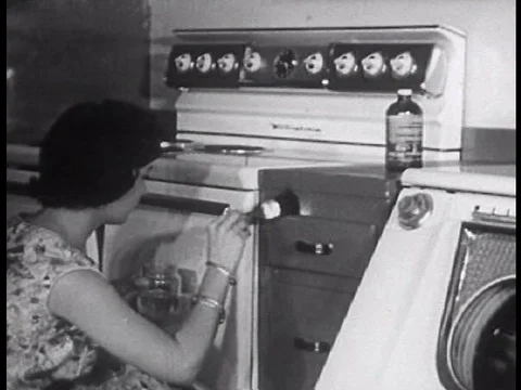 A cockroach, antennae twitching, sensing, is shown in 1959. Vídeo Stock 75287815