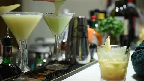 Cocktail in a bar Video stock 85096515