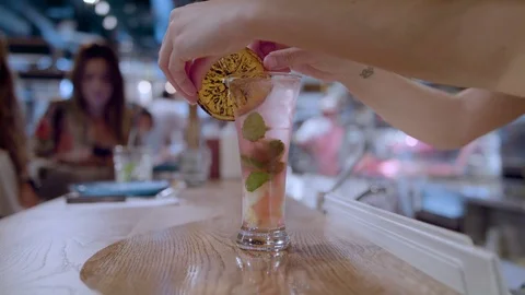 Cocktail at the bar 스톡 동영상 92175136