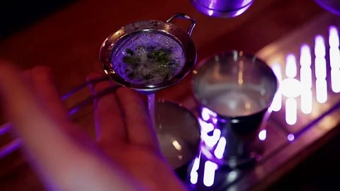 Cocktail being poured Vídeos de archivo 75737784