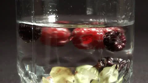 Cocktail with berries 库存影片 11290095