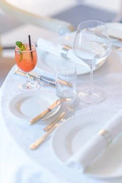 Cocktail with a bunch of mint served on the table. Foto stock