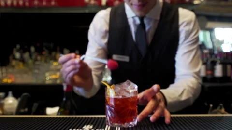 Cocktail con mirtillo e limone | cocktail with blueberry and lemon Stock Footage 140971805