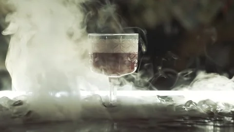 Cocktail with dry ice on the bar Vídeo Stock 114363892