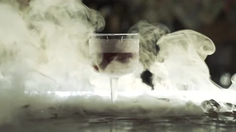 Cocktail with dry ice on the bar 库存影片 114364184