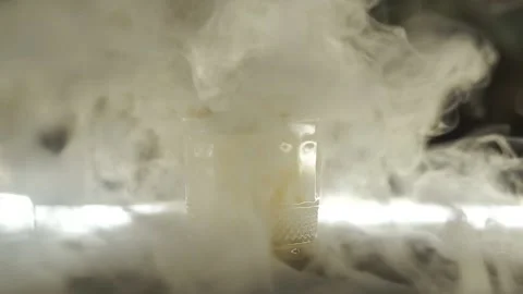 Cocktail with dry ice on the bar 库存影片 114453542