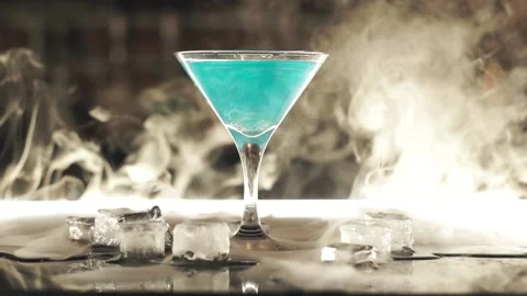 Cocktail with dry ice on the bar 動画素材 118890126
