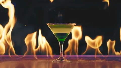 Cocktail on fire on a bar Stock-Footage 106642842