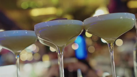 Cocktail in a glass on a thin stem bar Vidéo 306584940