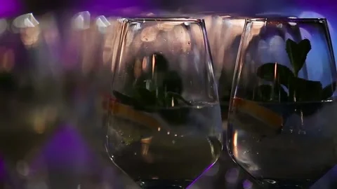 Cocktail with lemon and mint Video stock 194571045