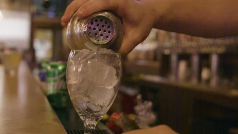Cocktail Pour 스톡 동영상 263839661