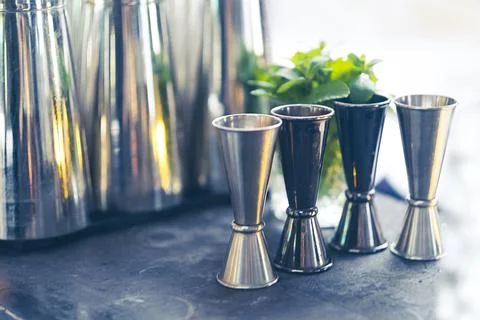 Cocktail shaker bartender tools a set of equipment Foto stock