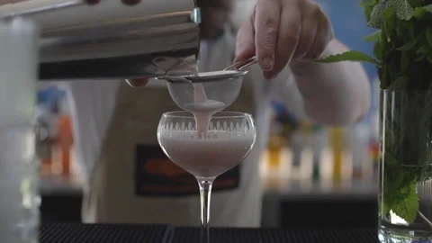 Cocktail through strainer 스톡 동영상 163443132