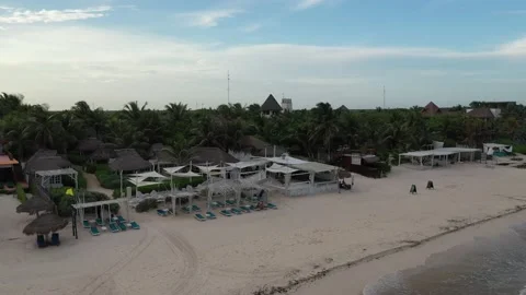 Coco Cabana White Sand Beach &amp; Huts in Tulum, Mexico Vídeo Stock 137428040