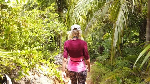 Coco de Mer palm tree walk Vidéo 109107807