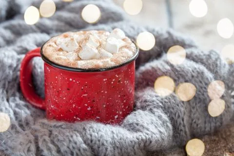 Cocoa in Red Mug with Marshmallows Stock-Fotos