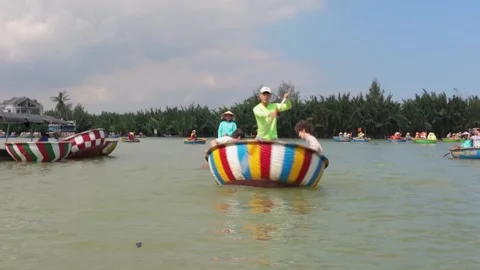 Coconut boat dancing performance in Da Nang, Vietnam Видео 325654544