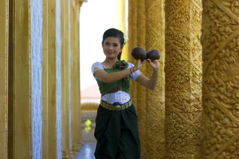 Coconut dancer performance in temple Foto stock