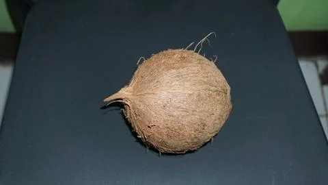 The coconut that has been peeled on a plastic chair 库存照片