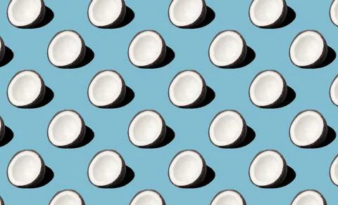 Coconut pattern on a blue background. Kosok minimal concept Foto stock