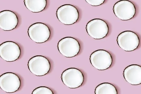  Coconut pattern on the pink background. Set of coconut halves Coconut pat... Foto stock