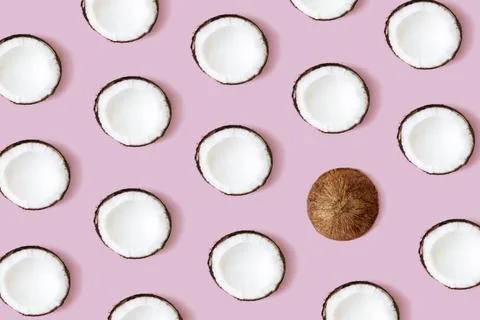  Coconut pattern on the pink background. Set of coconut halves Coconut pat... Foto stock