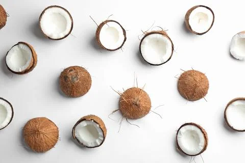 Coconut pattern on white background, top view Stockfoto's