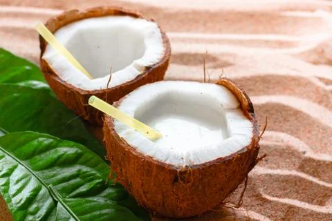 Coconut on the sand beach Stock-Fotos