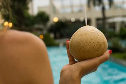 Coconut with straw with 2020 drawing on the beach near the sea Foto stock