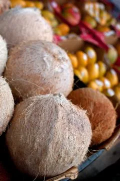 Coconuts and other fruit on display at farmers market Stock-Fotos
