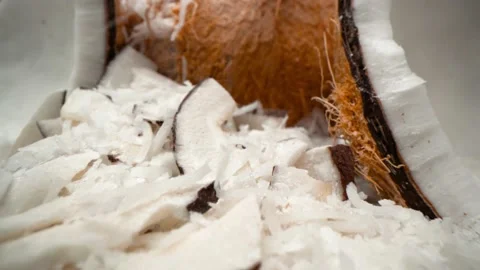Coconuts and shredded coconut flakes close up falling into tower Vidéo 146495738