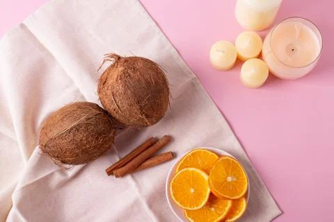 Coconuts and sliced oranges Foto stock
