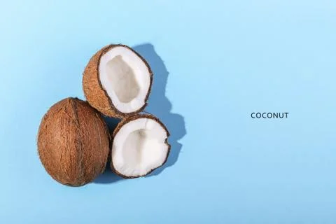 Coconuts on a blue background, top view. Tropical summer concept, copy space. Foto stock