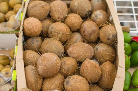 Coconuts in boxes in supermarket Foto stock