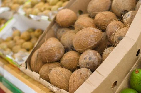 Coconuts in boxes in supermarket Foto stock