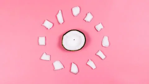 Coconuts on a pink background. They are lined up in a circle. Coconut background Foto stock
