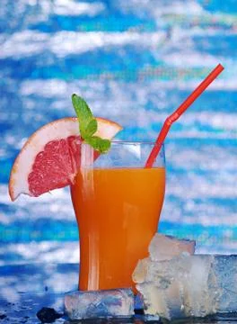 Coctail drink with ice cubs Stockfoto's