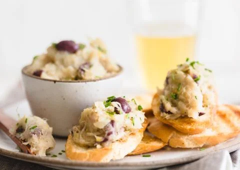 Cod fish brandade on a white ceramic and rustic napkin Foto stock