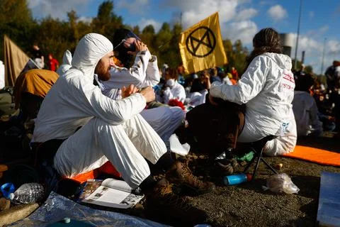 Code Rouge climate activists block access to TotalEnergies site in Feluy, Belgiu Foto stock