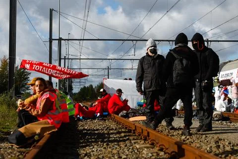 Code Rouge climate activists block access to TotalEnergies site in Feluy, Belgiu Foto stock