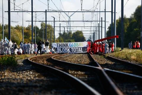 Code Rouge climate activists block access to TotalEnergies site in Feluy, Belgiu Foto stock