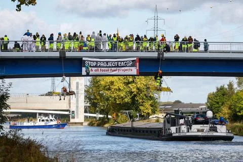 Code Rouge climate activists block access to TotalEnergies site in Feluy, Belgiu Foto stock