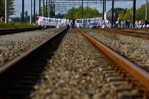 Code Rouge climate activists block access to TotalEnergies site in Feluy, Belgiu Foto stock