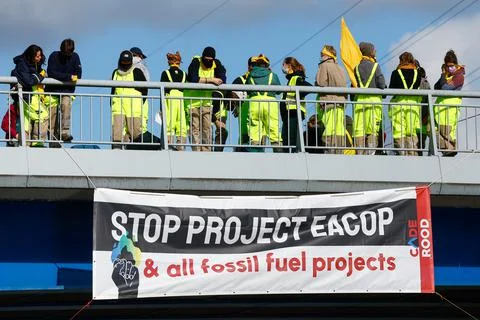 Code Rouge climate activists block access to TotalEnergies site in Feluy, Belgiu Foto stock
