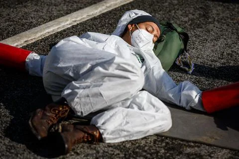 Code Rouge climate activists block access to TotalEnergies site in Feluy, Belgiu Foto stock