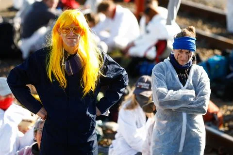 Code Rouge climate activists block access to TotalEnergies site in Feluy, Belgiu Foto stock