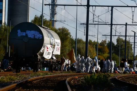Code Rouge climate activists block access to TotalEnergies site in Feluy, Belgiu Foto stock