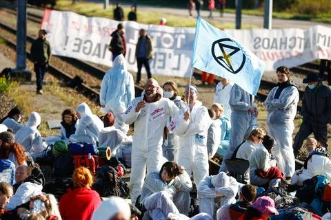 Code Rouge climate activists block access to TotalEnergies site in Feluy, Belgiu Foto stock