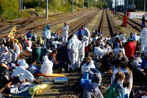 Code Rouge climate activists block access to TotalEnergies site in Feluy, Belgiu Foto stock