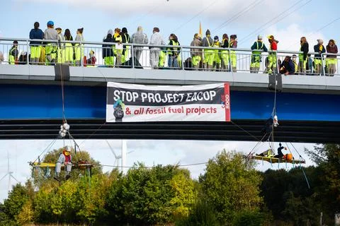 Code Rouge climate activists block access to TotalEnergies site in Feluy, Belgiu Foto stock